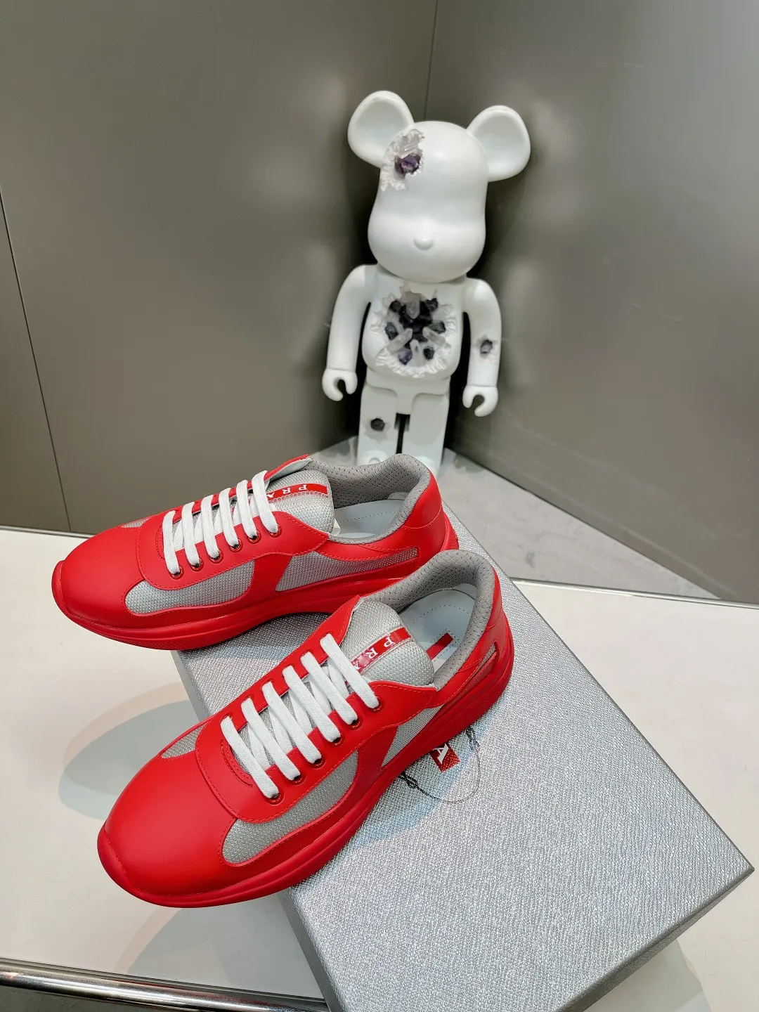 P680👟👟 Prada soft rubber and Bike fabric sports America’sCuP sneakers with Prada style have been redesigned, new fabrics and colors inject a new contemporary spirit into them. Size / 35-44 45 46 can be customized and non-returnable.